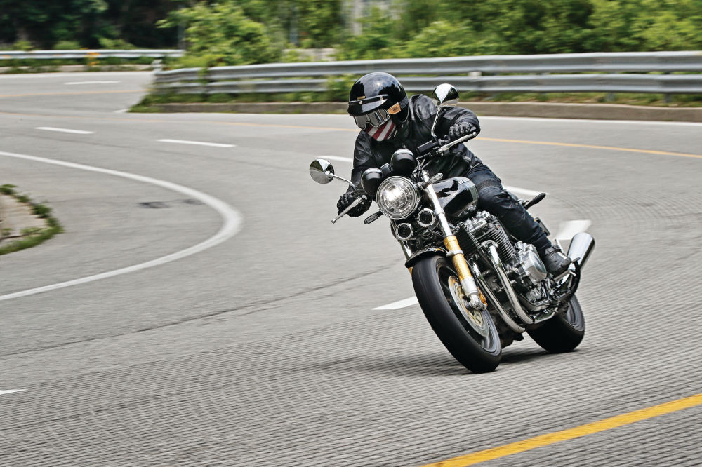 퍼포먼스에 집중하다. 혼다 CB1100RS