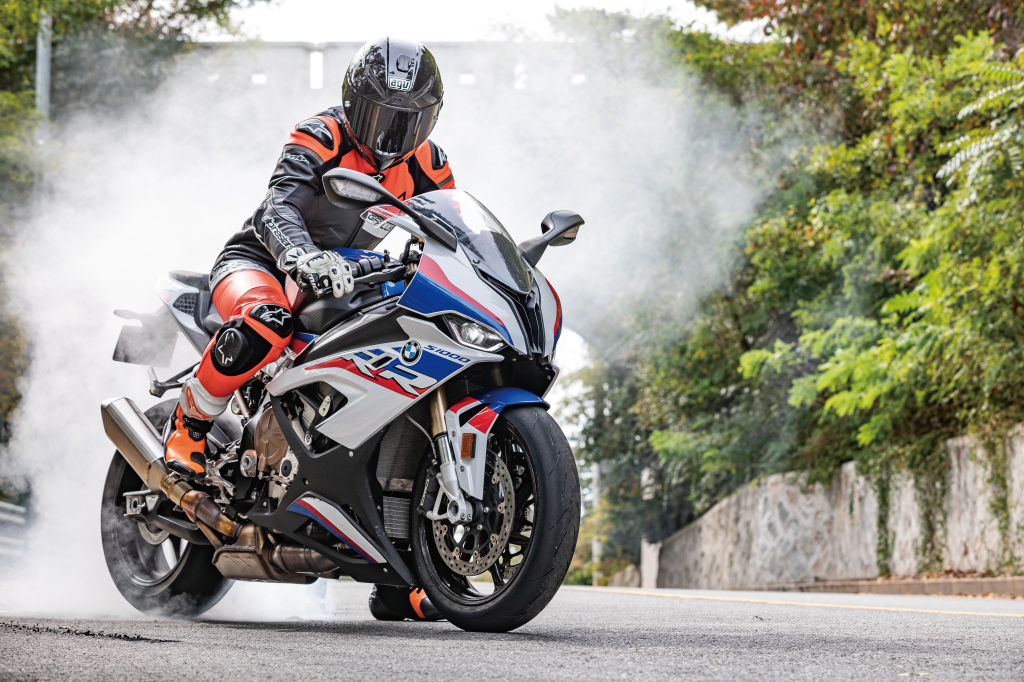 편안함 속의 풍만한 파워. BMW S 1000 RR