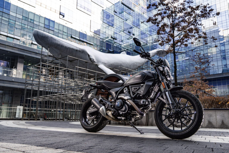 본질적인 즐거움, 두카티 스크램블러 아이콘 다크